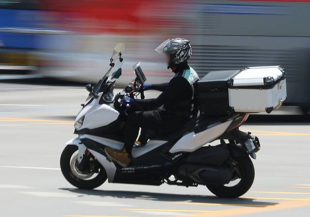 지난달 9일 서울 강남역 사거리에서 배달라이더가 교차로를 지나고 있다. 연합뉴스