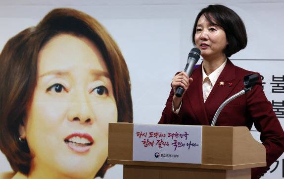 2023년 12월 28일 세종시 정부세종청사에서 열린 이임식에서 이임사를 하는 이영 중소벤처기업부 장관. 뉴시스