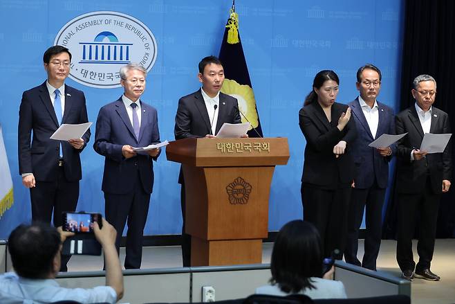 6월11일 국회 소통관에서 더불어민주당 의원들이 검찰개혁 4법에 대해 설명하고 있다. ⓒ연합뉴스