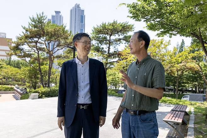 문형배 전 헌법재판소장 권한대행(왼쪽)과 김훤주 전 〈경남도민일보〉 기자. ⓒ시사IN 조남진