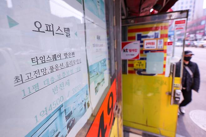 정부의 강력한 부동산 규제 대책 이후 오피스텔 시장이 다시금 활기를 띠고 있다. 사진은 서울 시내 한 공인중개업체에 오피스텔 임대 관련 정보지가 게시된 모습 ⓒ연합뉴스