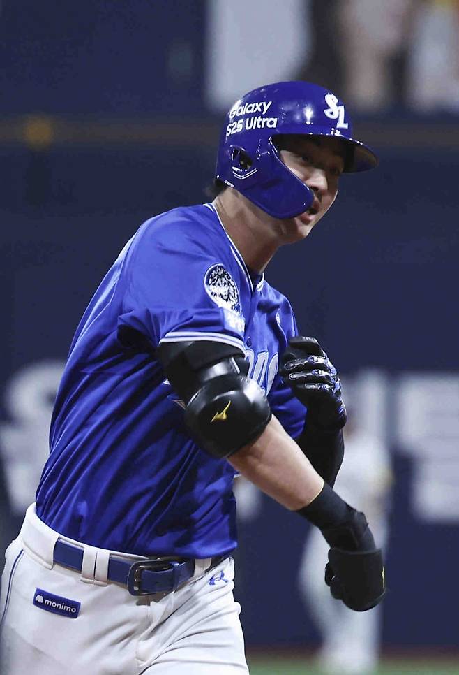 5월까지 극심한 타격 부진에 허덕이던 삼성 구자욱은 6월부터 서서히 타격감을 끌어올렸고, 7월에도 좋은 흐름을 이어가고 있다. 6월과 달리 7월에는 팀 성적까지 좋아진 덕분에 자신감도 커졌다. 뉴시스