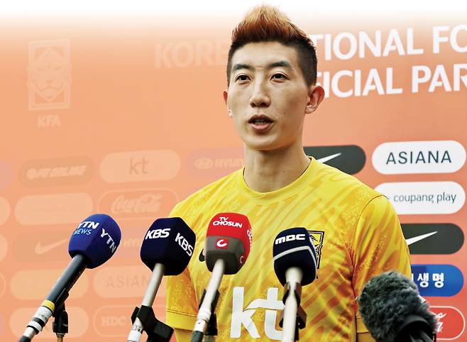 2025년 동아시아축구연맹(EAFF) E-1 챔피언십(동아시안컵)을 앞둔 축구 국가대표팀 조현우가 4일 경기도 성남시 중원구 성남종합운동장에서 훈련에 앞서 취재진 질문에 답하고 있다. 연합뉴스