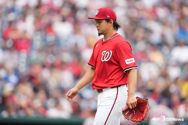 마운드에서 내려가는 오가사와라. /AFPBBNews=뉴스1