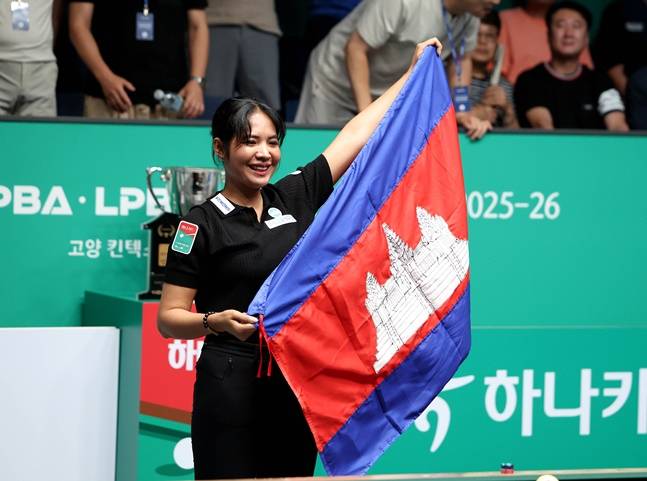 우승 후 캄보디아 국기를 들고 세리머니를 하는 스롱. /사진=PBA 투어 제공