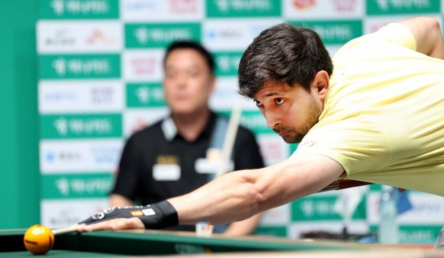 마르티네스(오른쪽)가 7일 하나카드 PBA 챔피언십 결승전에서 스트로크를 준비하고 있다. /사진=PBA 투어 제공