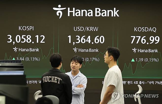 코스피 하락 개장 후 강보합 (서울=연합뉴스) 이재희 기자 = 4일 서울 중구 하나은행 본점 딜링룸에서 직원들이 업무를 보고 있다. 이날 코스피는 전장보다 9.50포인트(0.31%) 내린 3,044.78로 시작했으나 9시 20분 현재 강보합세를 보이고 있다. 2025.7.7 scape@yna.co.kr