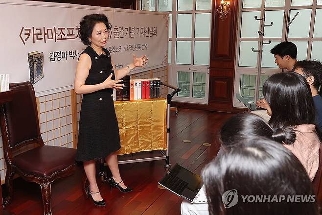 출간 간담회 연 김정아 번역가 (서울=연합뉴스) 이재희 기자 = 김정아 번역가가 7일 서울 종로구의 한 식당에서 열린 '카라마조프가의 형제들' 출간 기자간담회에서 소감을 밝히고 있다. 2025.7.7 scape@yna.co.kr