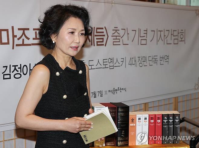 기자간담회에서 소감 밝히는 김정아 번역가 (서울=연합뉴스) 이재희 기자 = 김정아 번역가가 7일 서울 종로구의 한 식당에서 열린 '카라마조프가의 형제들' 출간 기자간담회에서 소감을 밝히고 있다. 2025.7.7 scape@yna.co.kr