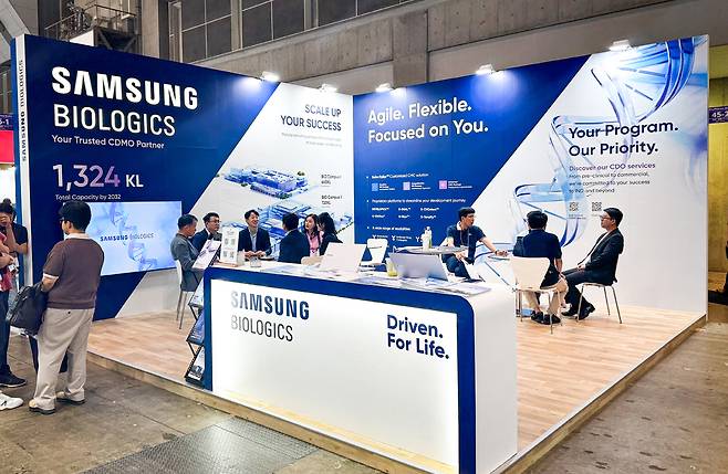 ▲ 지난해 6월 일본 도쿄에서 열린 '인터펙스 위크 도쿄 2024'에 참가한 삼성바이오로직스 부스 전경. /사진제공=삼성바이오로직스