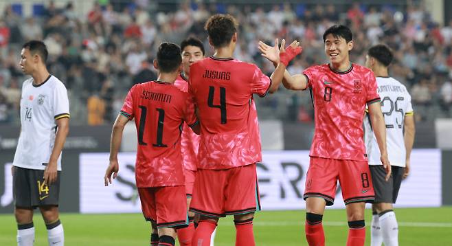 7일 용인미르스타디움에서 열린 2025년 동아시아축구연맹(EAFF) E-1 챔피언십(동아시안컵) 남자부 한국과 중국의 경기서 후반전 한국 김주성(서울)이 3번째 골을 넣고 동료선수들과 기뻐하고 있다. 연합