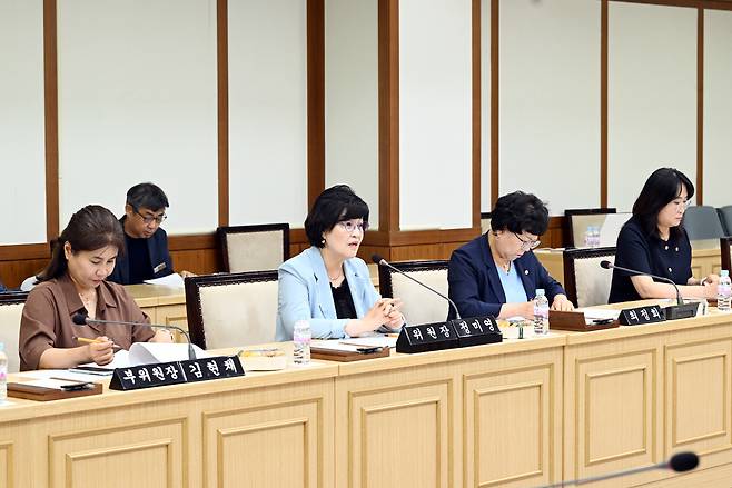 정미영 의정부시의회 행정복지위원장을 비롯한 위원들이 지난 7일 새롭게 출범한 의정부 도시교육재단 대표이사와 임원진을 초청해 간담회를 열고 있다.