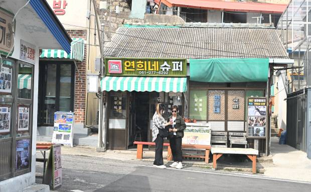 영화 ‘1987’ 촬영지로 명소가 된 목포 서산동 시화골목 연희네 슈퍼.