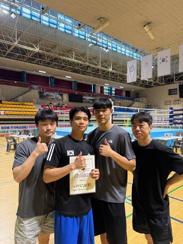 '한국 복싱의 미래' 서민제(왼쪽 두 번째)가 충남 청양군에서 열린 2026년 일본 아시안게임 복싱 국가대표 2차 선발전에서 우승하고 기념사진을 찍고 있다. / 김해시체육회