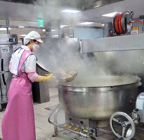 창원지역 한 중·고등학교 급식소에서 조리실무사가 직접 촬영한 사진. 대형 조리솥에서 국물 요리를 하며 뼈를 건져내고 있다. 끓는 육수 사이로 뜨거운 증기가 치솟고 있다. /학비노조 경남지부