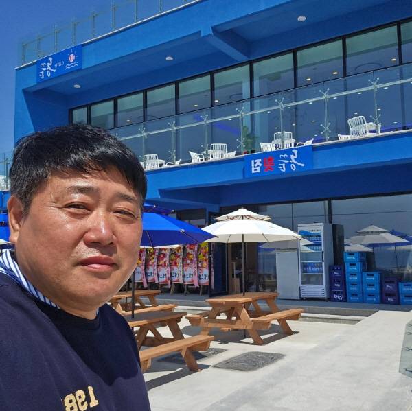 카페 '동끝' 파란색 건물 외관 앞에있는 양준혁 대표