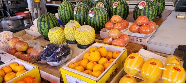 최근 대구·경북지역 한낮 기온이 35℃를 웃도는 등 예년보다 이른 폭염이 기승을 부리는 바람에 과일과 채소의 가격이 오름세를 이어가고 있다. 사진은 8일 오후 대구 북구 칠성시장의 한 상가에 과일이 진열된 모습. 권영진 기자