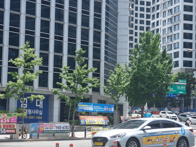 대구에서 아파트 단지를 시공하는 외지 건설업체의 비중이 커지면서 분양대행과 광고대행 등 관련업종의 일감이 사라지는 바람에 지역경제가 더욱 힘들어진다는 지적이다. 사진은 벤처밸리 네거리에 무더기로 내걸린 미분양 홍보물. 김상진 기자