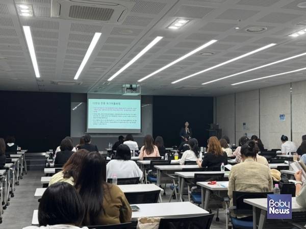 5. 29., 한국보육진흥원 6층 교육장에서 원장 및 교사 대상으로 삼성 다양성 존중 프로그램 교육 중 '존중'에 대한 대면 교육을 실시하고 있다. sⓒ한국보육진흥원