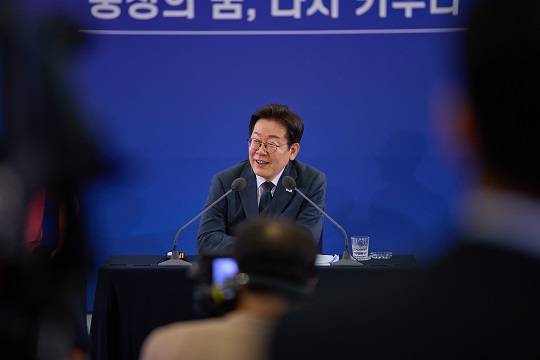 이재명 대통령은 지난 4일 대전에서 열린 타운홀 미팅에서 6억 대출 제안 정책을 만든 금융위 공무원을 칭찬했다.