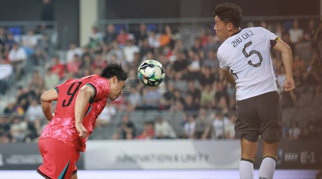 7일 경기도 용인미르스타디움에서 열린 2025년 동아시아축구연맹(EAFF) E-1 챔피언십(동아시안컵) 남자부 한국과 중국의 경기. 전반전 주민규가 헤더로 팀 두번째 골을 넣고 있다. 사진=연합뉴스