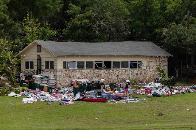 7일 미스틱 캠프 앞에 놓인 어린이 물품들. (사진=Getty Images/AFP)