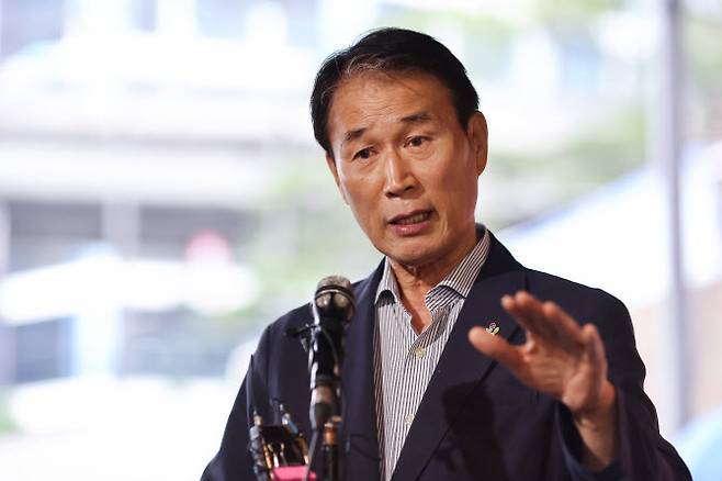 권오을 국가보훈부 장관 후보자가 지난 달 25일 청문회 준비 사무실이 마련된 서울스퀘어 건물에 도착해 취재진 질문에 답하고 있다. (사진=연합뉴스)