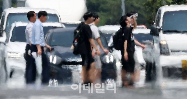 전국적으로 폭염 경보가 발효 중인 8일 서울 여의도 여의대로에 아지랑이가 피어오르고 있다.(사진=이데일리 방인권 기자)