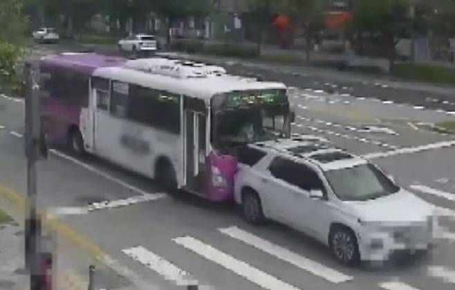 지난달 16일 세종시 나성동 한 도로에서 스포츠유틸리티차(SUV)를 뒤에서 들이받은 뒤 주행하는 시내버스. (사진=채널A 보도 캡처)