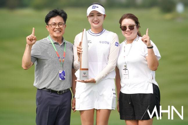 (왼쪽)오세욱 두산건설 상무가 박혜준의 첫 우승 순간을 함께 기뻐하고 있다.