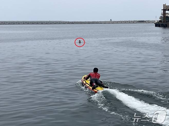 지난 7일 오후 강원 속초 속초해경 전용부두 인근 해상에서 진행된 구조·구급 대응 훈련에 동참한 기자.원 안은 요구조자.(속초해경 제공, 재판매 및 DB 금지) 2025.7.8/뉴스1
