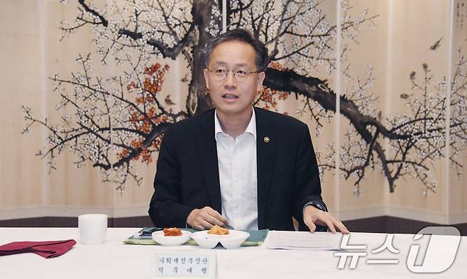 이형일 기획재정부 장관 직무대행 1차관이 4일 서울 종로구 정부서울청사에서 열린 '시장상황점검회의'를 주재하고 있다. (기획재정부 제공. 재판매 및 DB 금지) 2025.7.4/뉴스1
