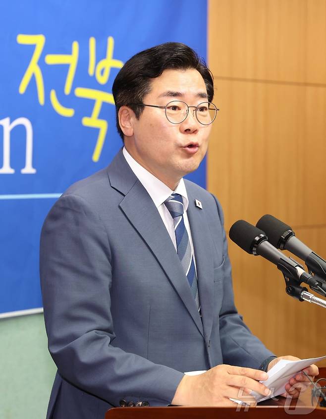 더불어민주당 당대표 선거에 출마한 박찬대 의원이 8일 전북 전주시 전북특별자치도의회 브리핑룸에서 기자회견을 열고 질의에 답변을 하고 있다. ⓒ News1 유경석 기자