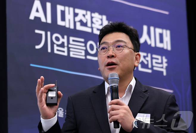 백승인 삼성디스플레이연구소 CAE팀장(상무)이 8일 서울 용산 나인트리 프리미어 로카우스 호텔에서 'AI 대전환(AX) 시대- 기업들의 생존전략'을 주제로 열린 2025 뉴스1 미래산업포럼(NFIF)에서 효율적이고 안전한 제조 공정을 위한 AI 기술 활용에 대해 강연하고 있다. 2025.7.8/뉴스1 ⓒ News1 박지혜 기자