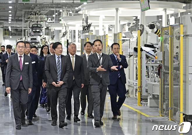 정의선 현대차그룹 회장과 로렌스 웡 싱가포르 부총리가 21일 싱가포르 서부 주룽 혁신지구에 위치한 현대차그룹 싱가포르 글로벌 혁신센터에서 제조 시설을 둘러보고 있다. (현대차그룹 제공) 2023.11.21/뉴스1