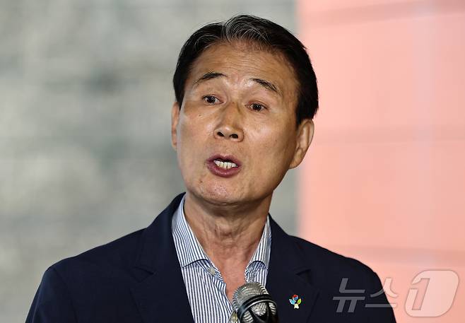 권오을 국가보훈부 장관 후보자가 서울 중구 서울스퀘어에 마련된 인사청문회 사무실로 출근하며 취재진 질문에 답하고 있다. 2025.6.25/뉴스1 ⓒ News1 김도우 기자