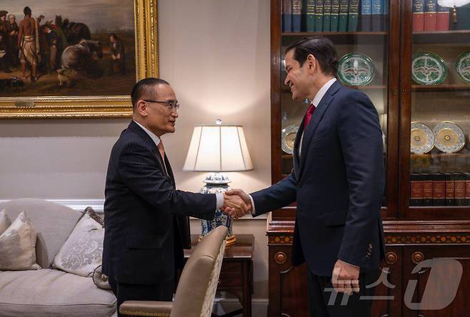 위성락 국가안보실장이 7일(현지시간) 미국 워싱턴 DC에서 마코 루비오 미국 국무장관 겸 국가안보보좌관과 악수하고 있다. (대통령실 제공. 재판매 및 DB 금지) 2025.7.8/뉴스1 ⓒ News1 이재명 기자