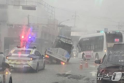 충주 이마트 사거리 인근 싱크홀 발생 현장.(자료사진)/뉴스1