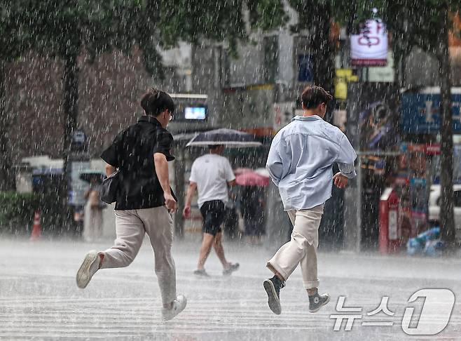 소나기가 내리는 8일 오후 서울 종로구 종각역 인근에서 시민들이 발걸음을 재촉하고 있다. 2025.7.8/뉴스1 ⓒ News1 김도우 기자