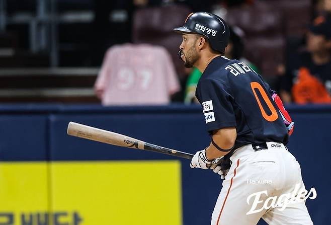 한화 리베라토가 6일 고척스카이돔에서 열린 2025 KBO리그 키움전에서 7회초 3점포를 터뜨린 후 타구를 바라보고 있다. 사진 | 한화 이글스