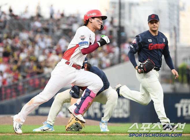 6일 광주 기아 챔피언스필드에서 열린 롯데-KIA전. 3회말 무사 박찬호가 기습 번트 안타로 출루하고 있다. 광주=정재근 기자 cjg@sportschosun.com/2025.7.6/