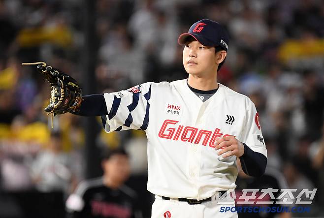 1일 부산 사직구장에서 열린 롯데 자이언츠와 LG 트윈스의 경기. 롯데 홍민기가 역투하고 있다. 부산=박재만 기자 pjm@sportschosun.com/2025.07.01/