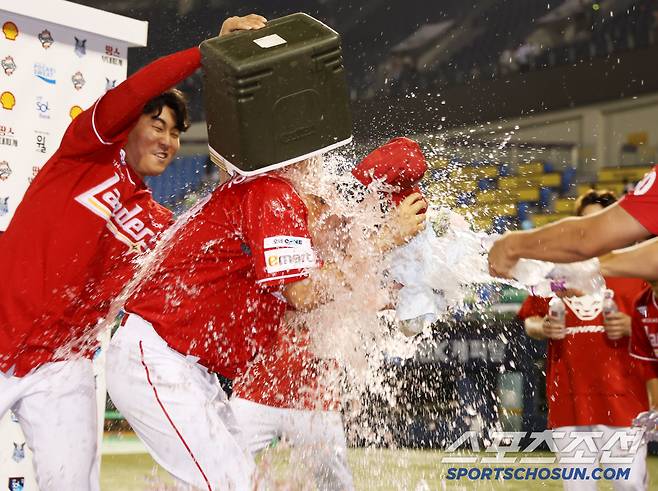 26일 잠실야구장에서 열린 SSG와 두산의 경기, SSG가 4대1로 승리했다. 이날 KBO리그 역대 최고령 100홀드 기록을 달성한 노경은이 투수조 선수들의 축하를 받고 있다. 잠실=허상욱 기자wook@sportschosun.com/2025.06.26/