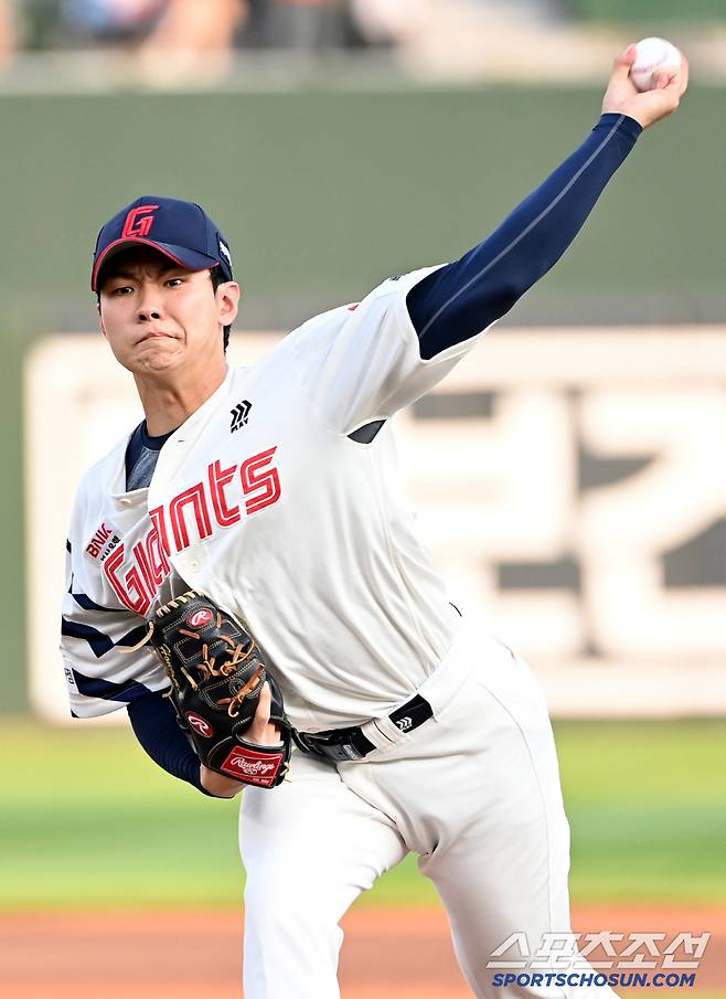 8일 부산사직야구장에서 열린 두산과 롯데의 경기, 롯데 선발투수 홍민기가 역투하고 있다. 부산=허상욱 기자wook@sportschosun.com/2025.07.08/