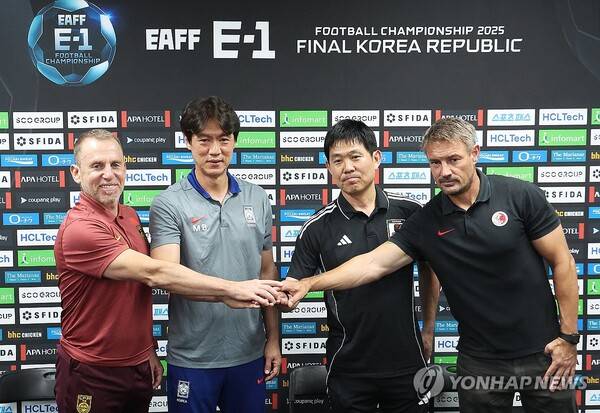 2025년 동아시아축구연맹(EAFF) E-1 챔피언십(동아시안컵) 공식 기자회견에서 참가국 감독들이 포즈를 취하고 있다. 왼쪽부터 중국 데얀 주르예비치 감독, 한국 홍명보 감독, 일본 모리야스 하지메 감독, 홍콩 애슐리 웨스트우드 감독. ⓒ연합뉴스