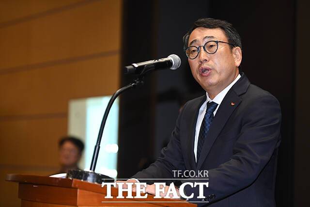 SK텔레콤(SKT)가 지난 4월 발생한 유심 해킹 사태 관련 위약금 면제, 통신요금 할인 등의 이례적인 대규모 보상 대책을 내놨지만, 이용자들 사이에서는 "SKT가 주는 혜택이 단 하나도 쓸 데가 없다"며 여전히 불만의 목소리가 나오고 있다. /장윤석 기자