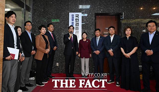 발언하는 송언석 국민의힘 비상대책위원장 겸 원내대표(가운데).