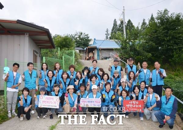 대전봉사체험교실이 2001년 설립과 동시에 진행한 '사랑의 연탄 나눔' 봉사가 지난 6일 기준으로 총 800주 차를 맞았다. /선치영 기자