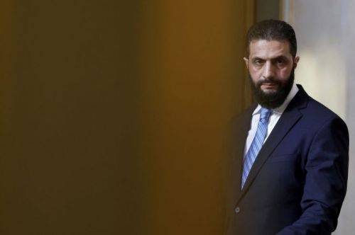 아흐메드 알샤라 시리아 대통령. 시리아는 자국 정세 안정화와 경제 재건 및 난민 문제를 안고 있다. AP연합뉴스