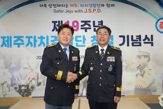 오영훈 제주도지사가 지난 7일 제주자치경찰단 창설 19주년 기념식에서 경찰 정복을 입고, 어깨 견장과 약장까지 갖춰 착용한 장면이 공개되면서 ‘과도한 형식 연출’이라는 논란이 일고 있다. 제주도 제공